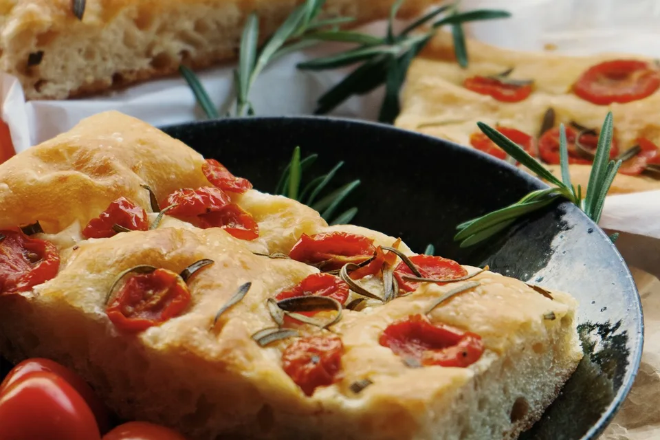 Primer fotografije: Focaccia s paradižnikom in rožmarinom